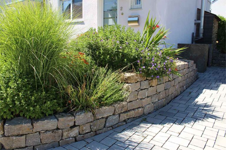 Gartenbau-Sommer-Gartengestaltung_mit_Stellplatz_E-Auto_13
