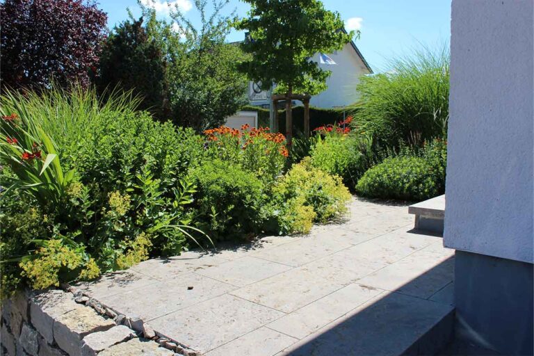 Gartenbau-Sommer-Gartengestaltung_mit_Stellplatz_E-Auto_8