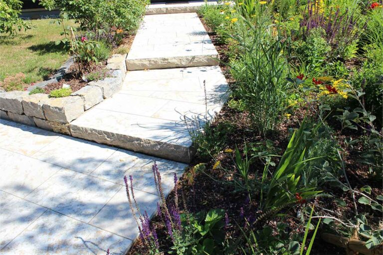 Gartenbau-Sommer-Gestaltung-Vorgarten-mit-Steintreppe-13