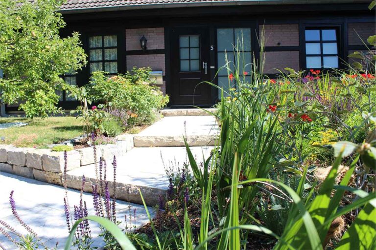 Gartenbau-Sommer-Gestaltung-Vorgarten-mit-Steintreppe-8