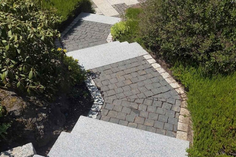 Gartenweg aus Granitplatten und Naturstein-Pflaster nach der Reinigung