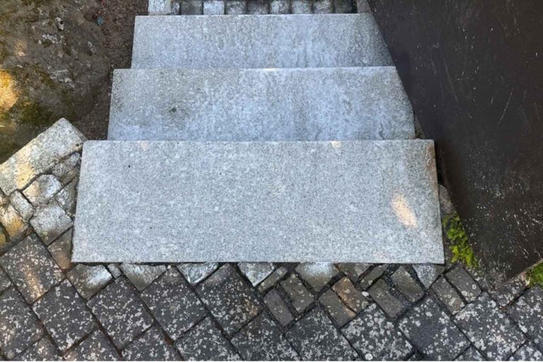 Granittreppe am Kellerabgang nach der Reinigung mit Spezialreiniger