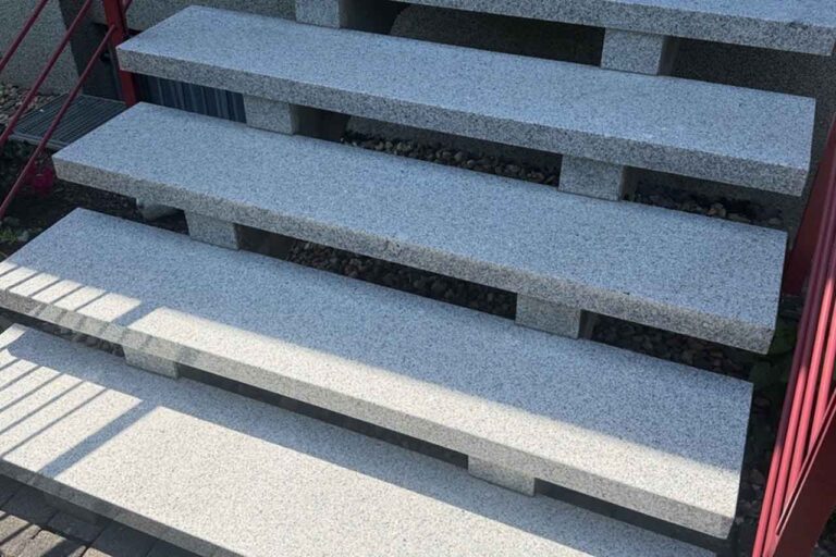 Gereinigte Granittreppe am Hauseingang mit heller, griffiger Oberfläche